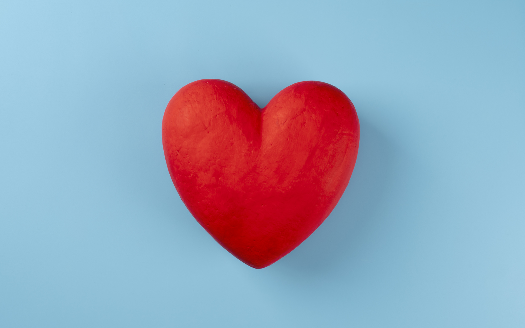 Большое красное сердце на голубом фоне