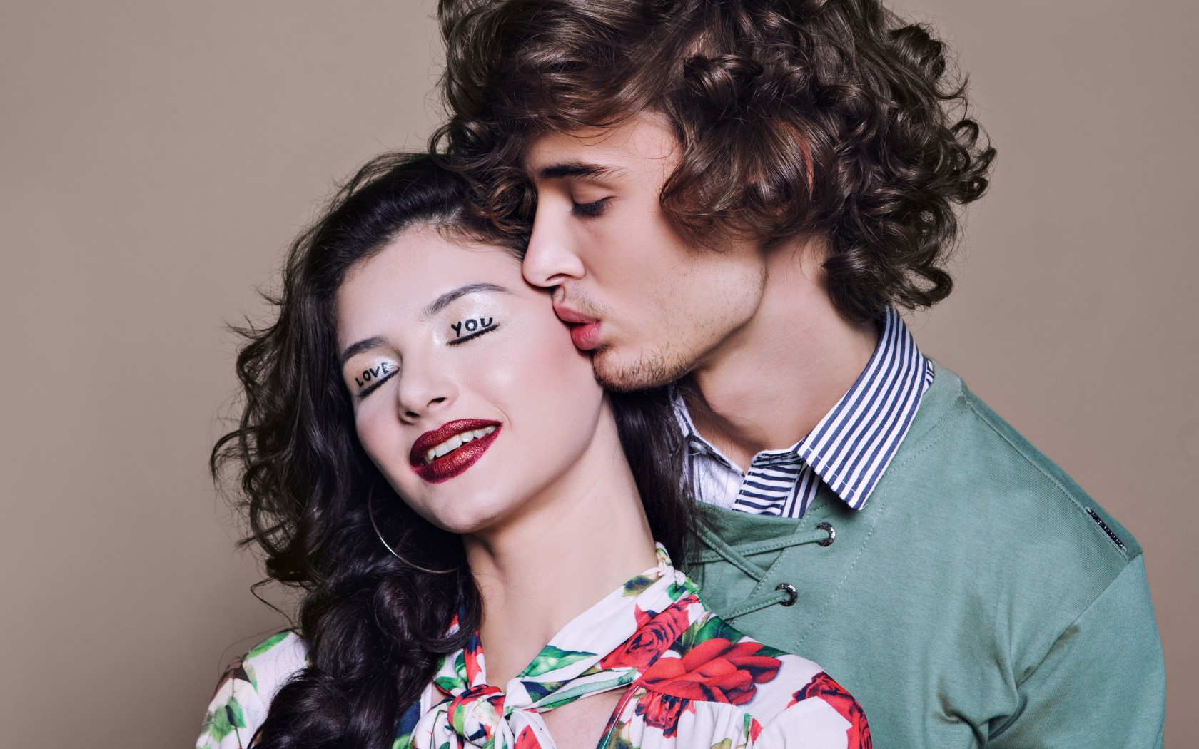 Влюбленные парень с девушкой с закрытыми глазами