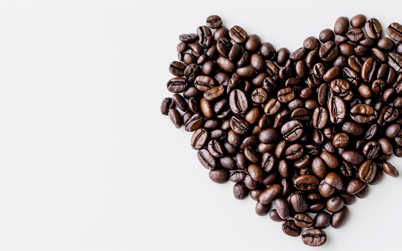 Сердце из кофейных зерен на белом фоне