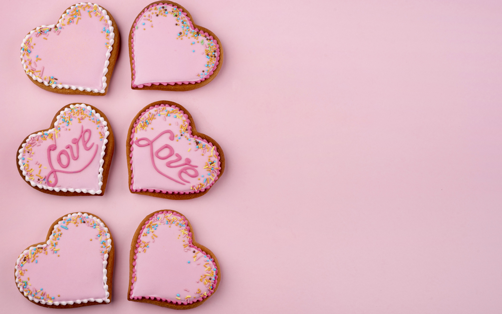 Печенье в форме сердца на розовом фоне