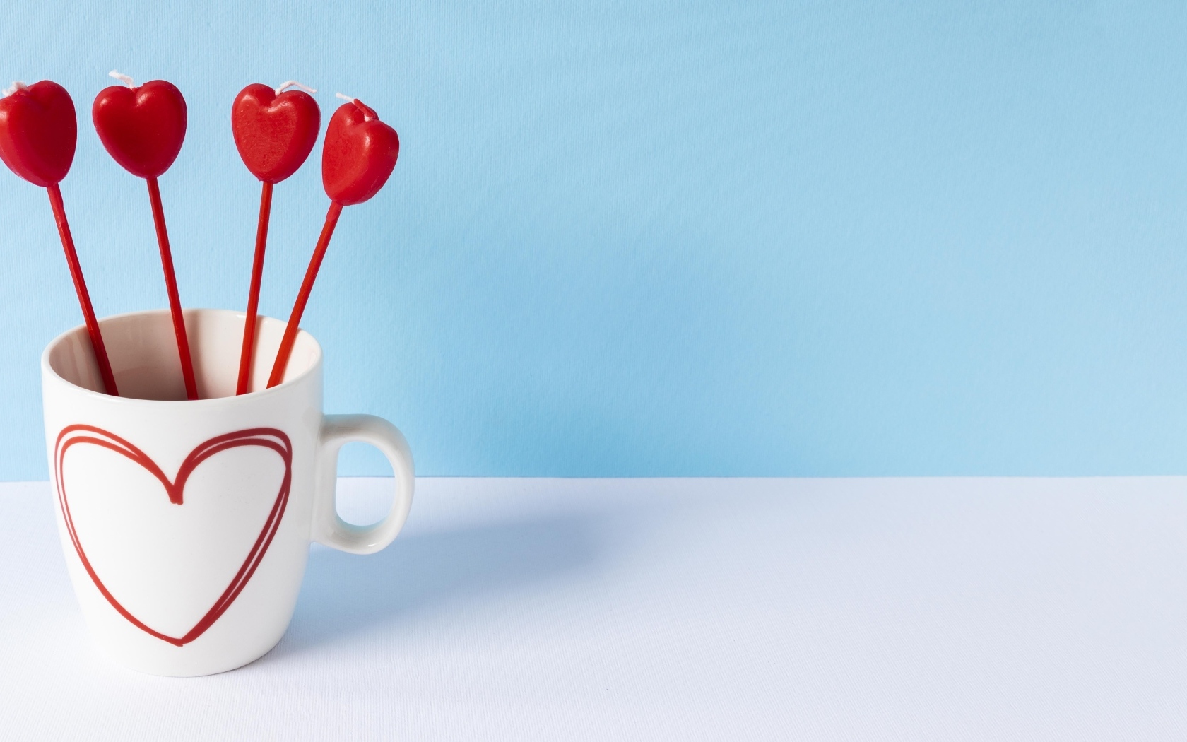 Кружка с сердечками на палочке на голубом фоне