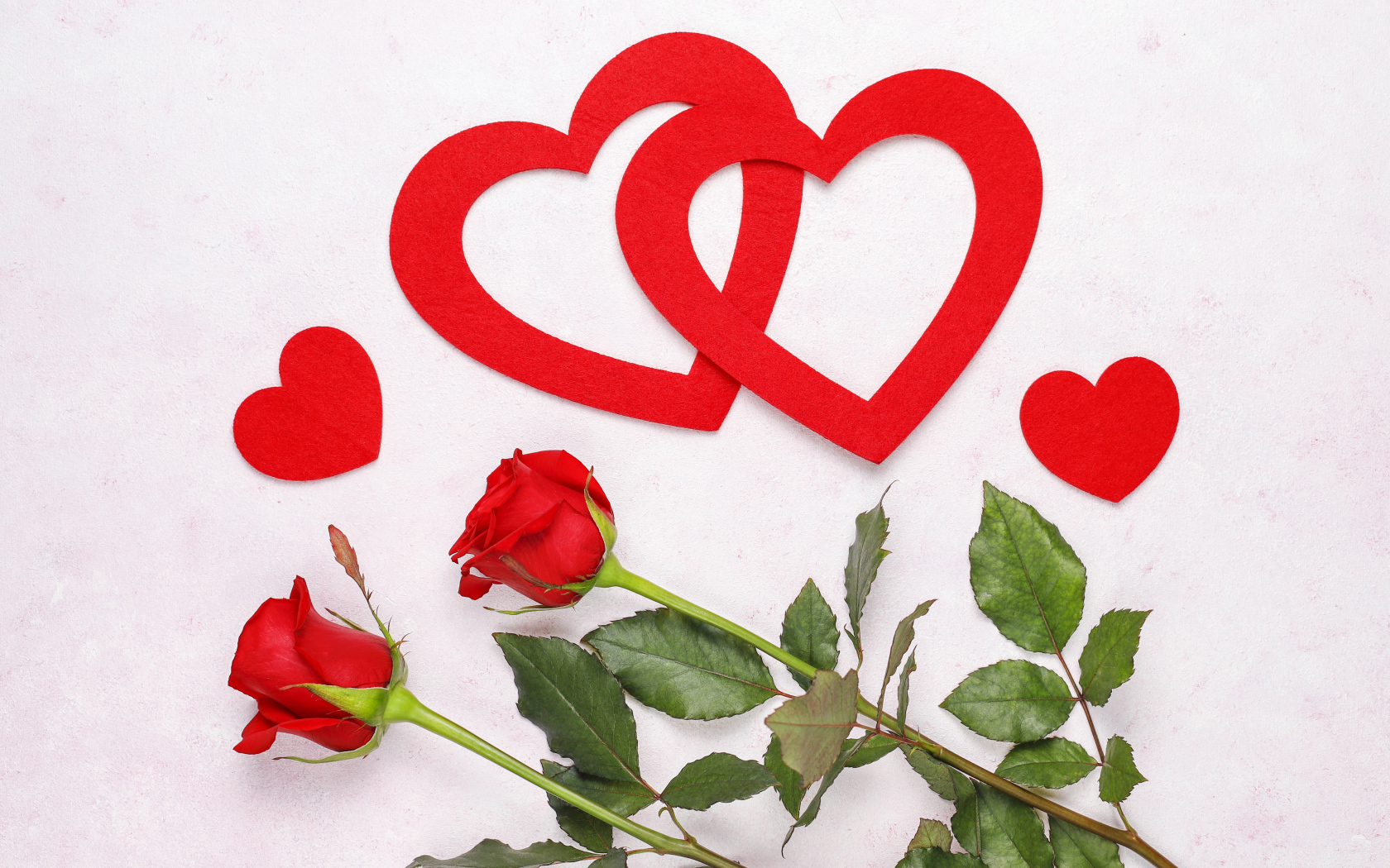 Бумажные сердечки с красными розами на белом фоне