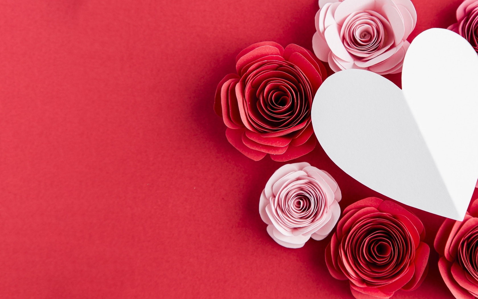 Бумажные розы с сердцем на красном фоне
