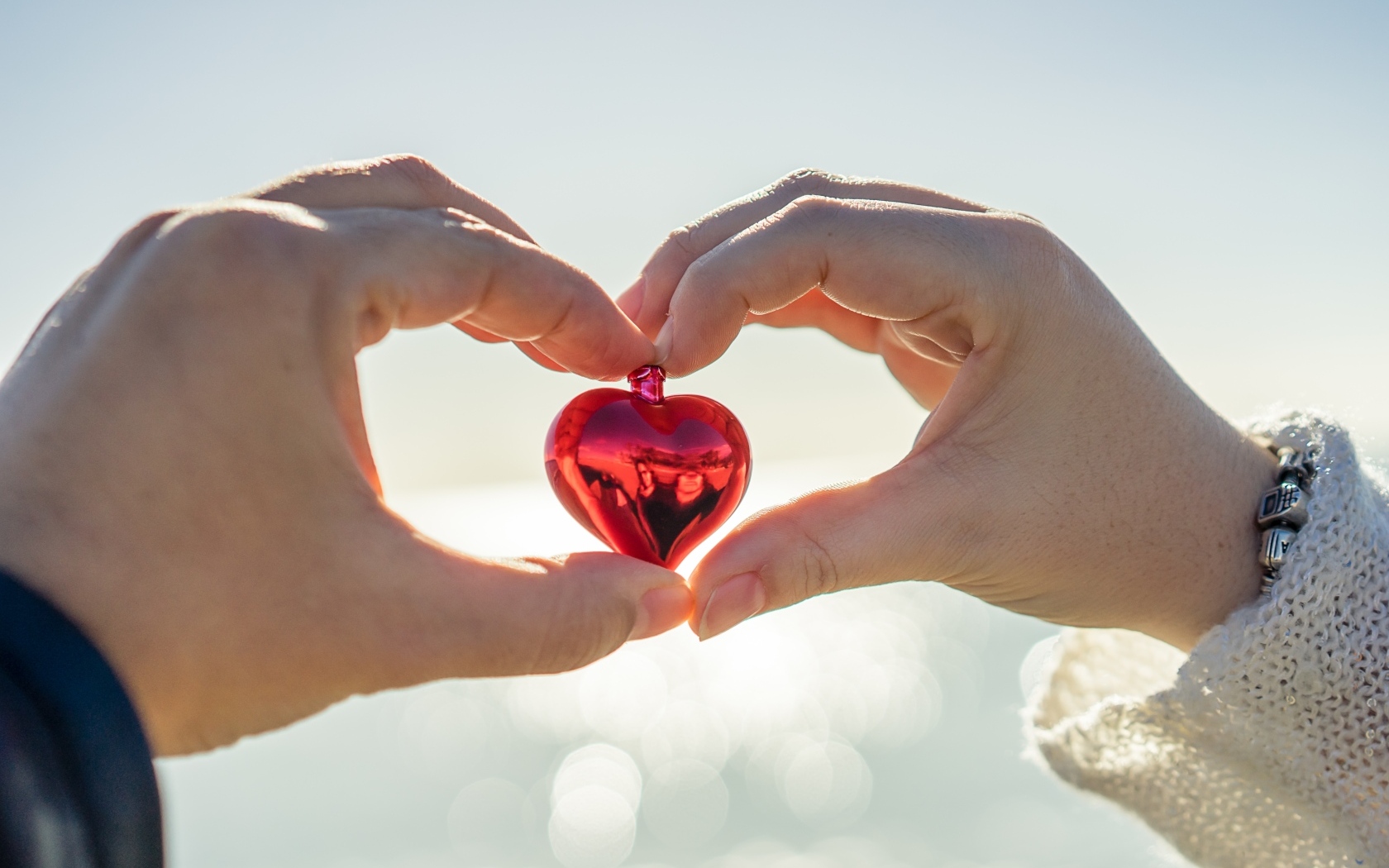 Маленькое сердечко в руках влюбленной пары