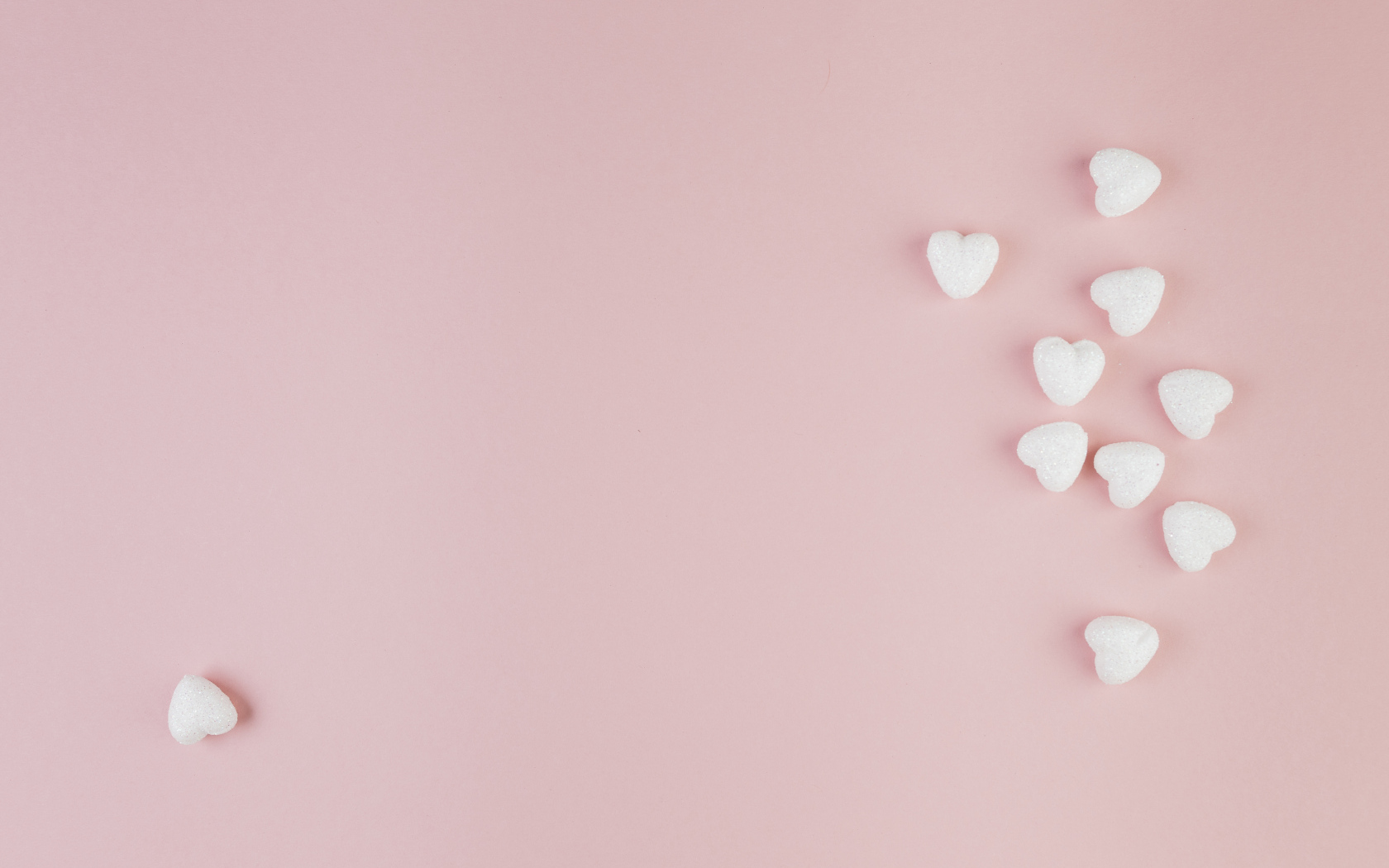 Маленькие белые сердечки на розовом фоне