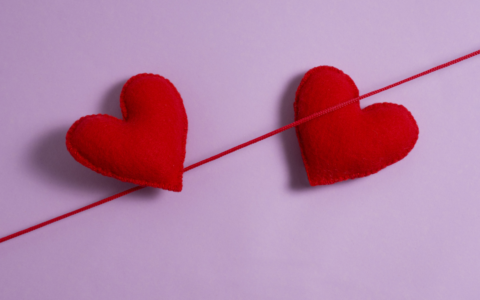 Два сердечка на красной нити