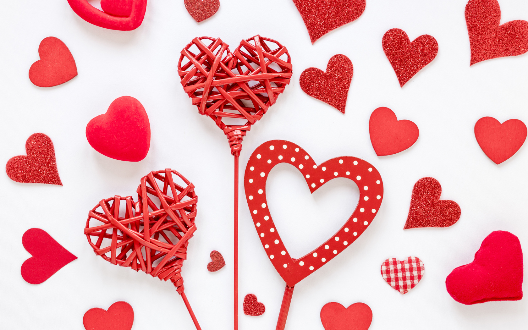 Плетеные и бумажные сердечки на белом фоне