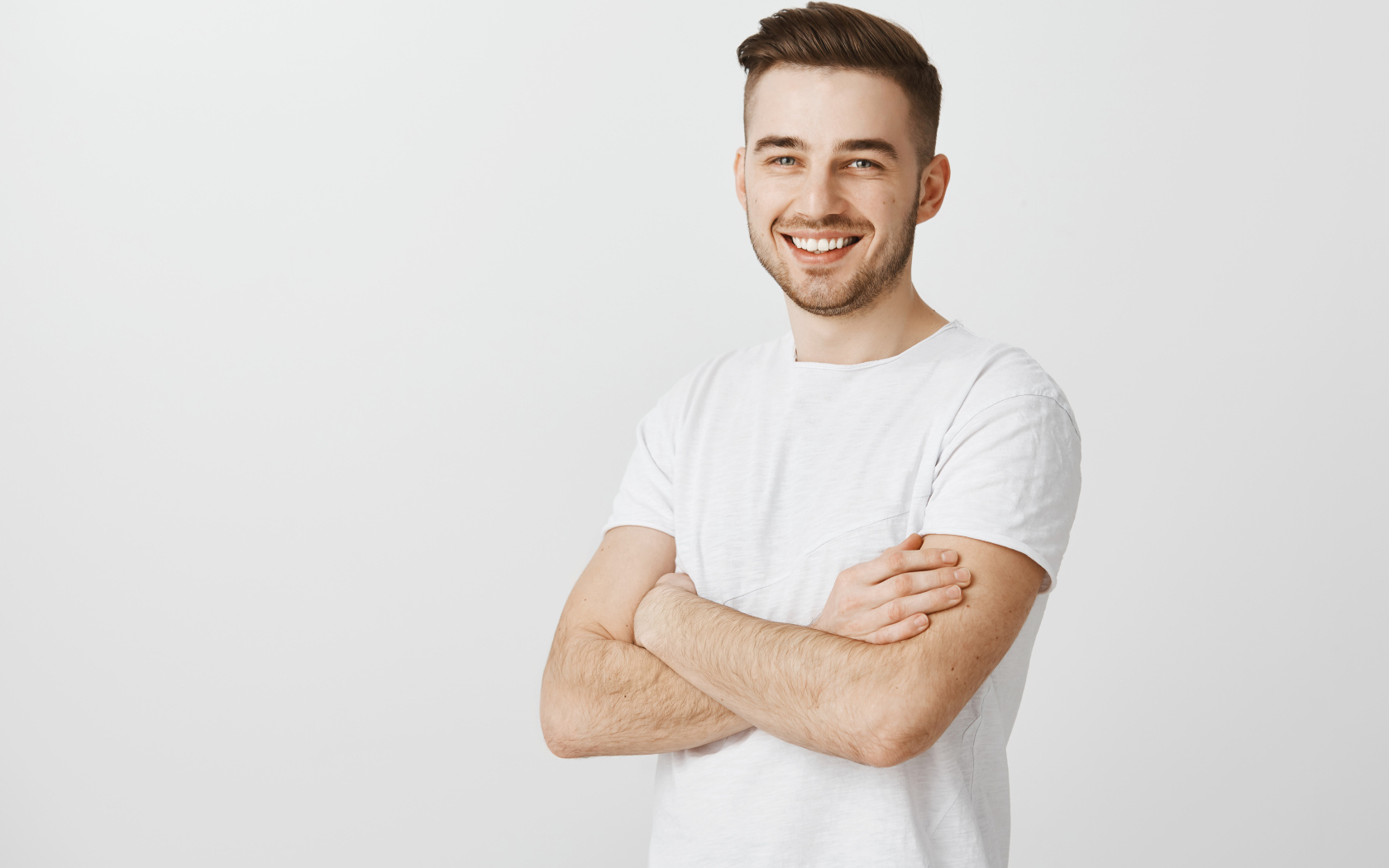 Улыбающийся молодой человек с белой футболке