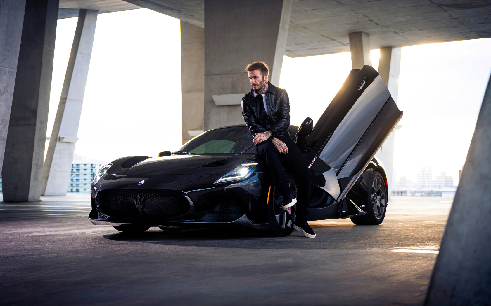 Черный стильный Maserati MC20 Coupé Fuoriserie и футболист Дэвид Бекхэм