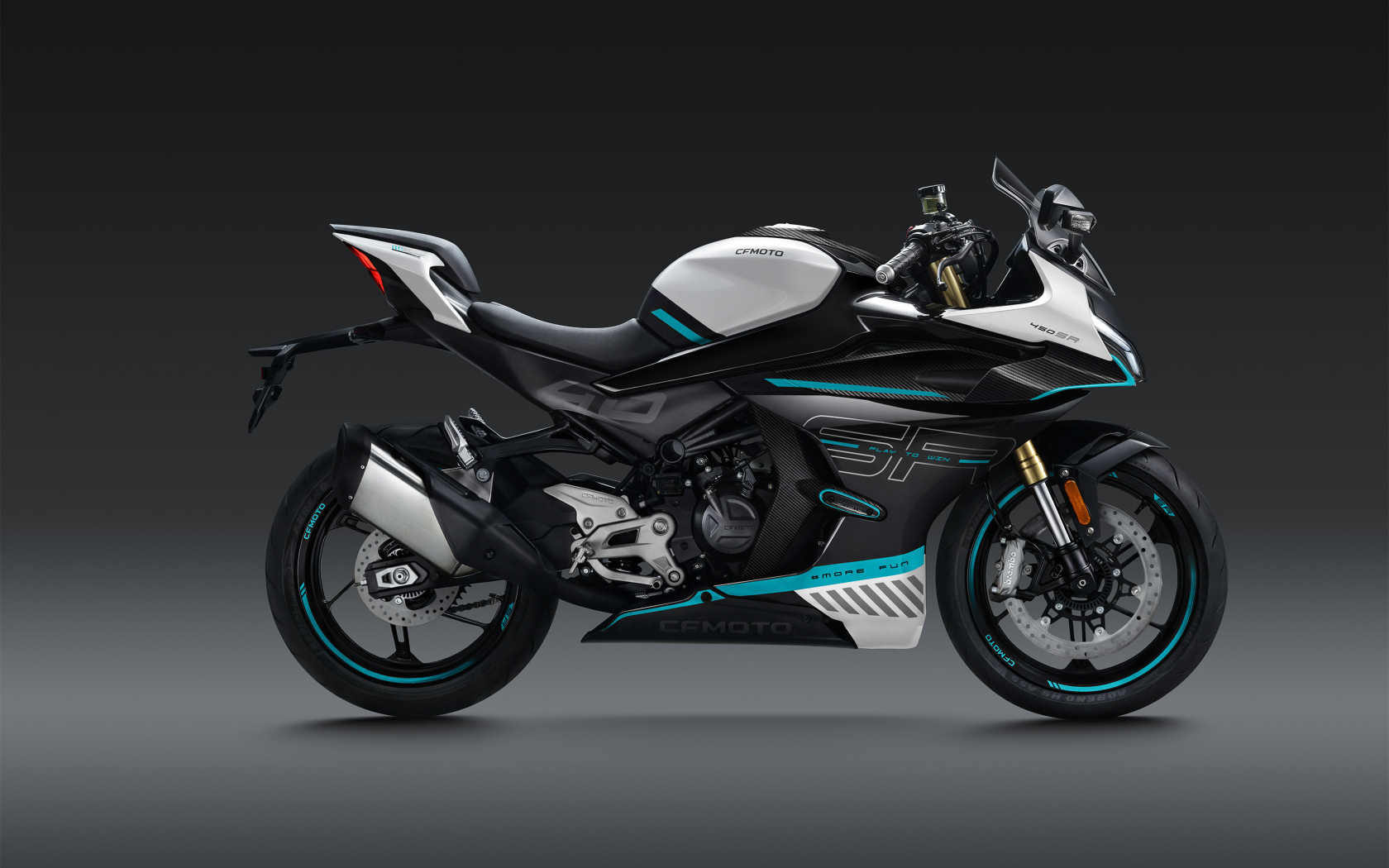 Мотоцикл CFMoto 450SR, 2023 года на сером фоне