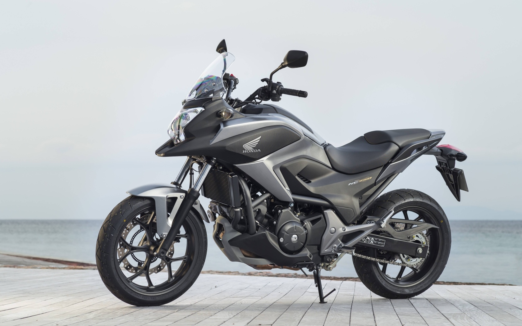 Мотоцикл honda nc750x на мосту, 2024