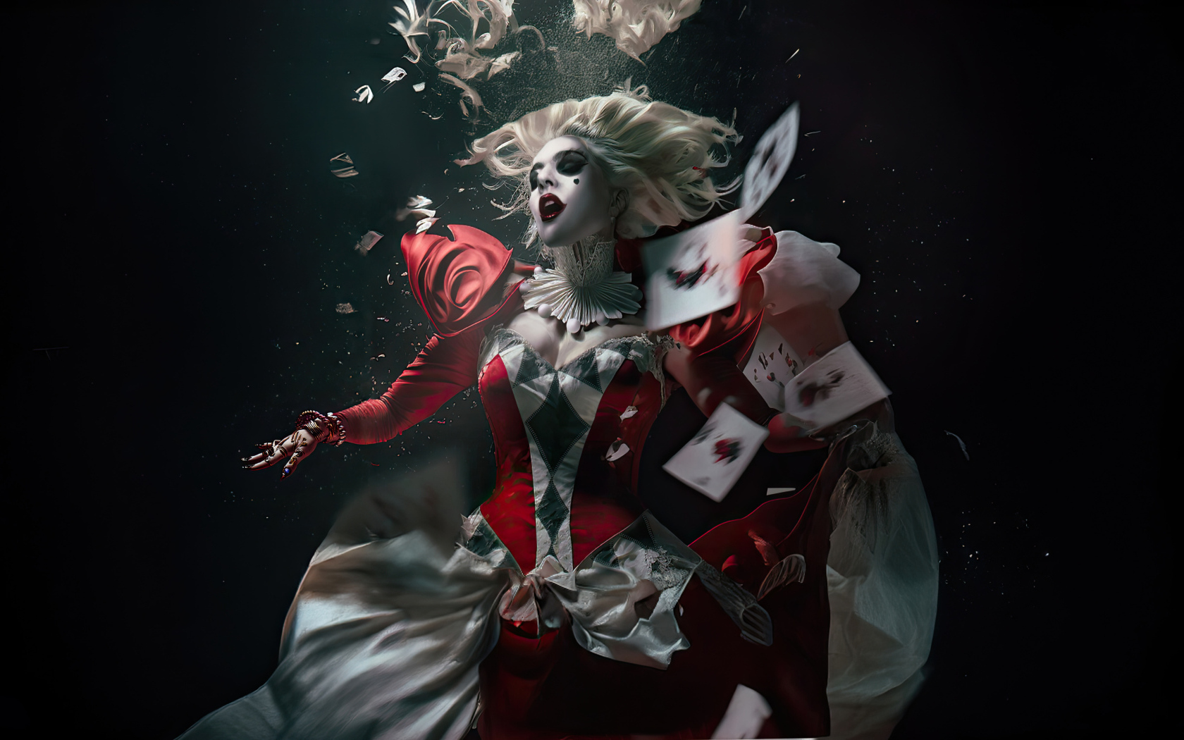 Персонаж Харли Квинн с картами в новом фильме Джокер: Безумие на двоих, 2024