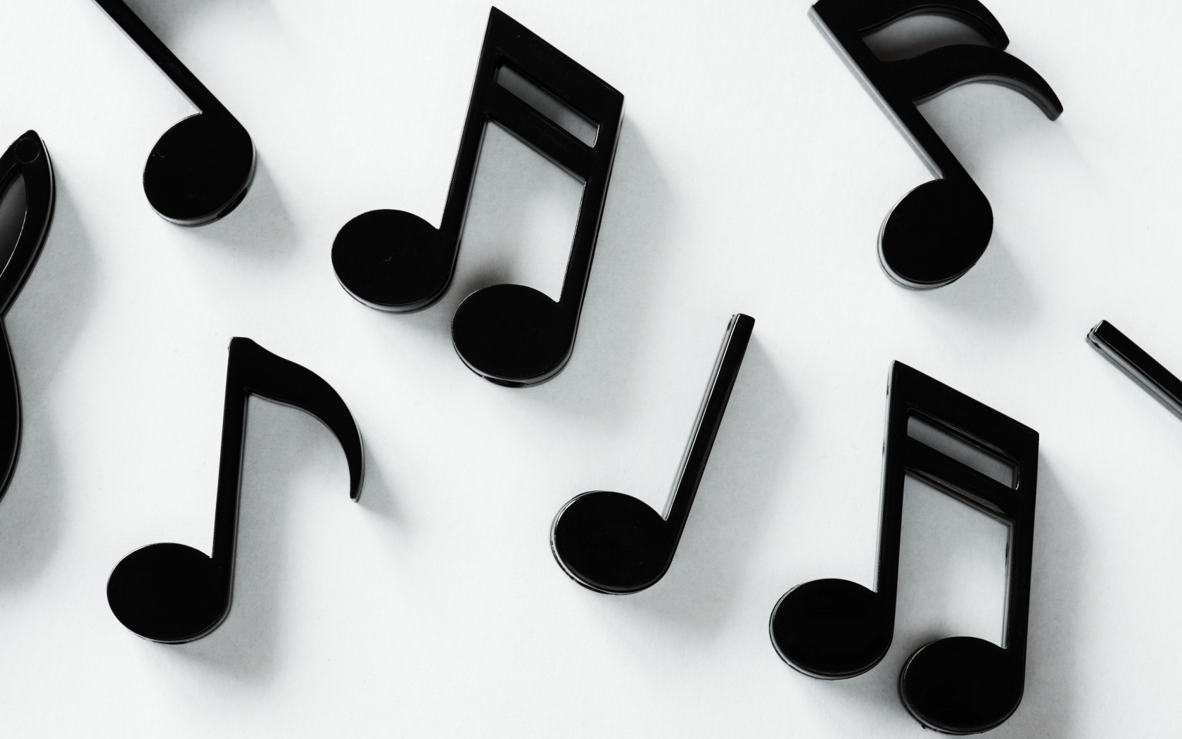 Черные ноты на белом фоне