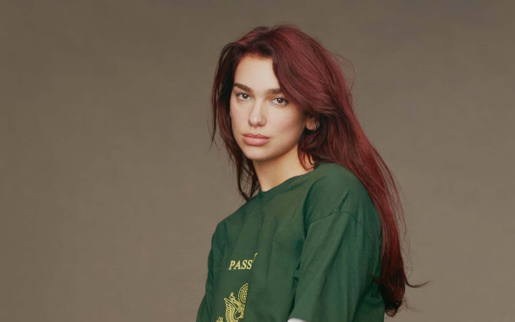 Милая девушка певица Дуа Липа на сером фоне