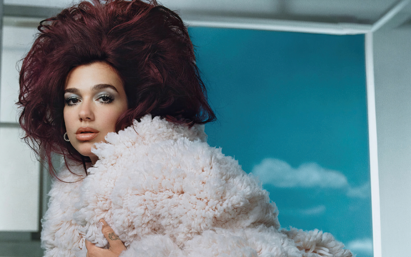 Прическа на голове певицы Дуа Липа