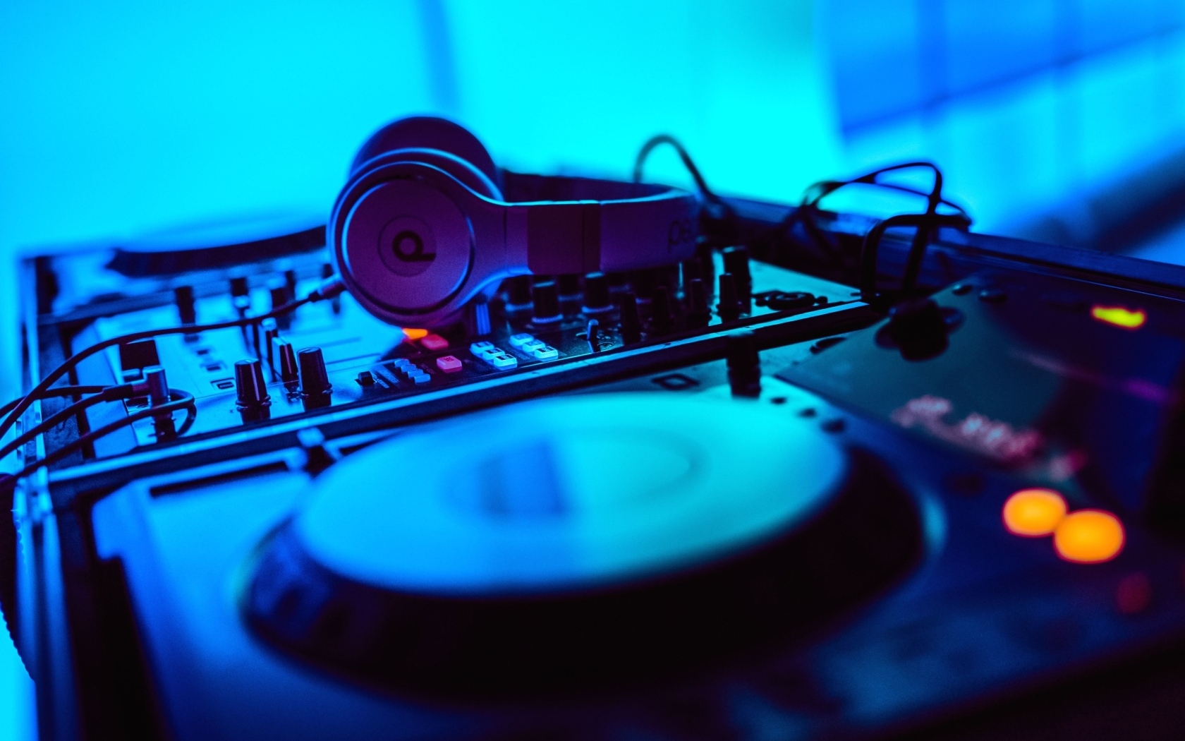Наушники и диджейская установка в клубе