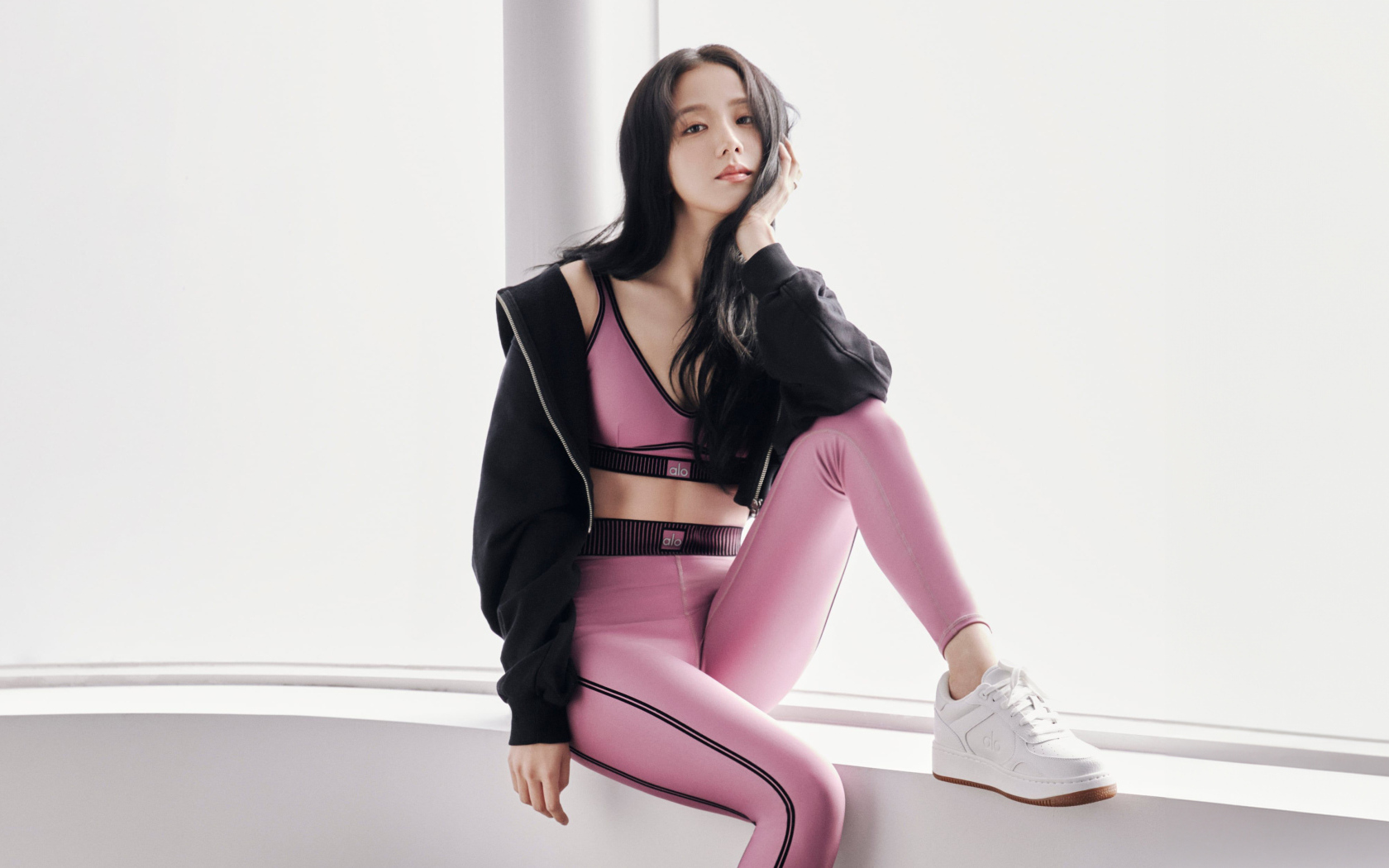 Исполнительница Jisoo Alo Yoga сидит на окне