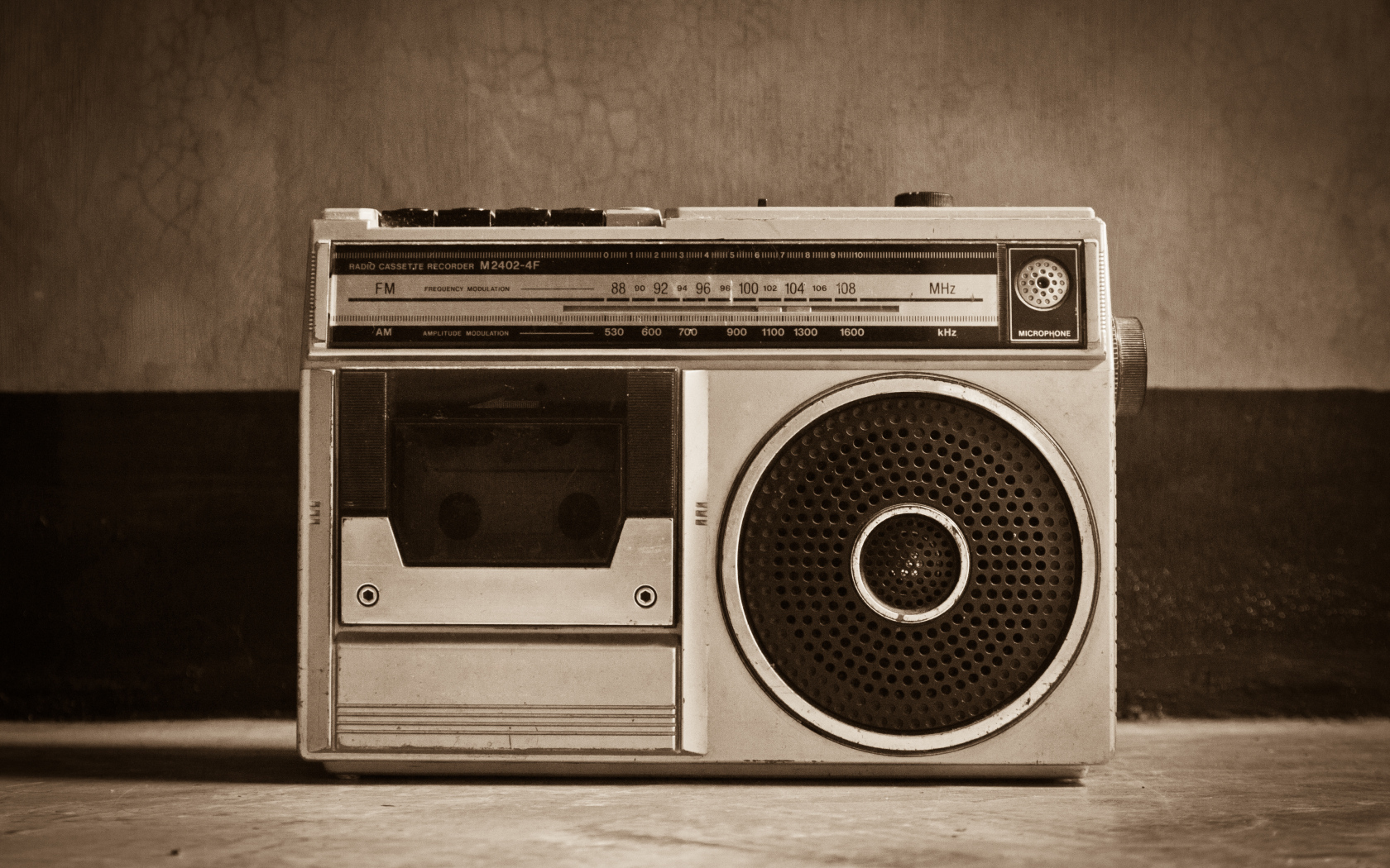 Ретро радио на столе у стены