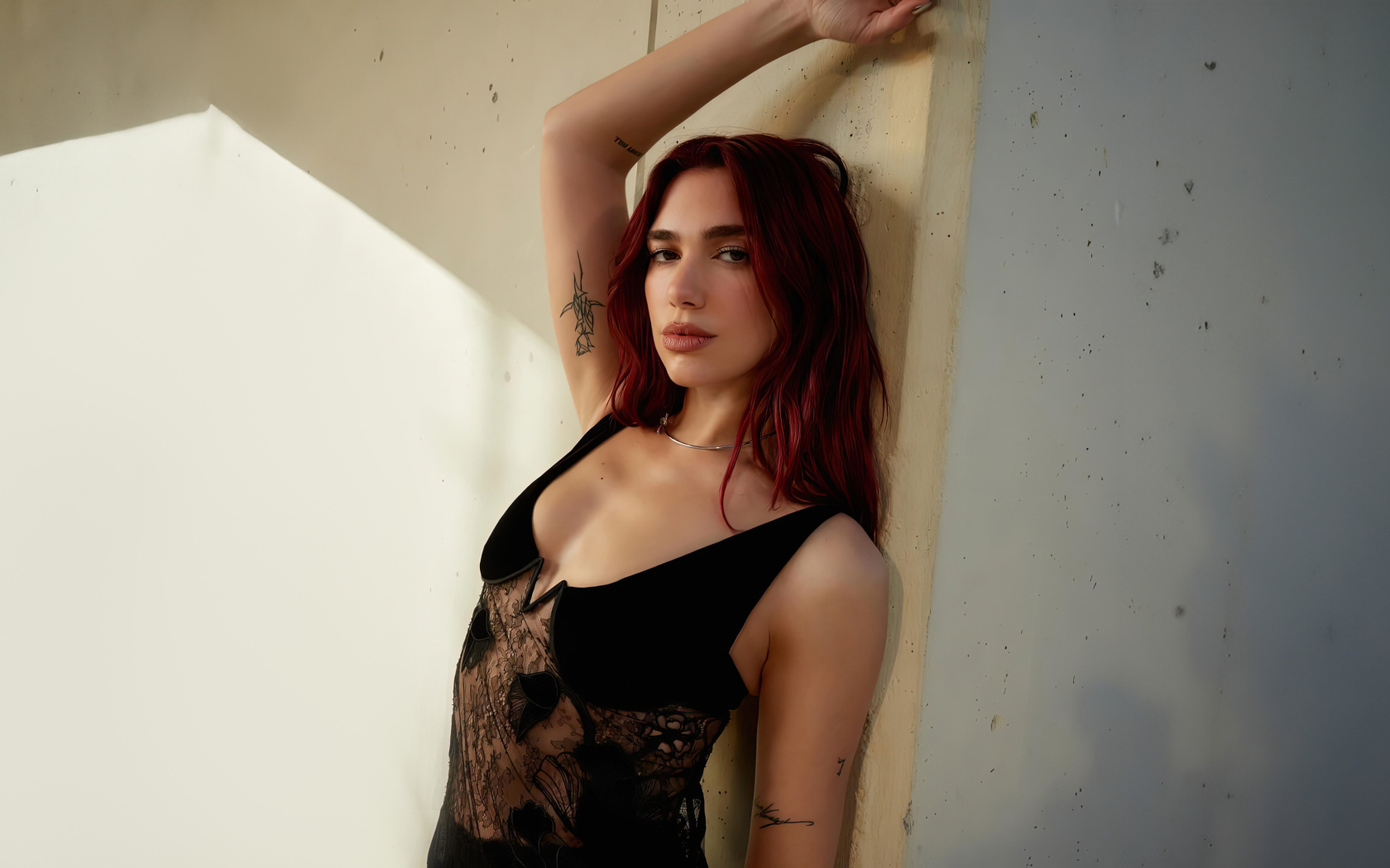 Певица Дуа Липа стоит у стены