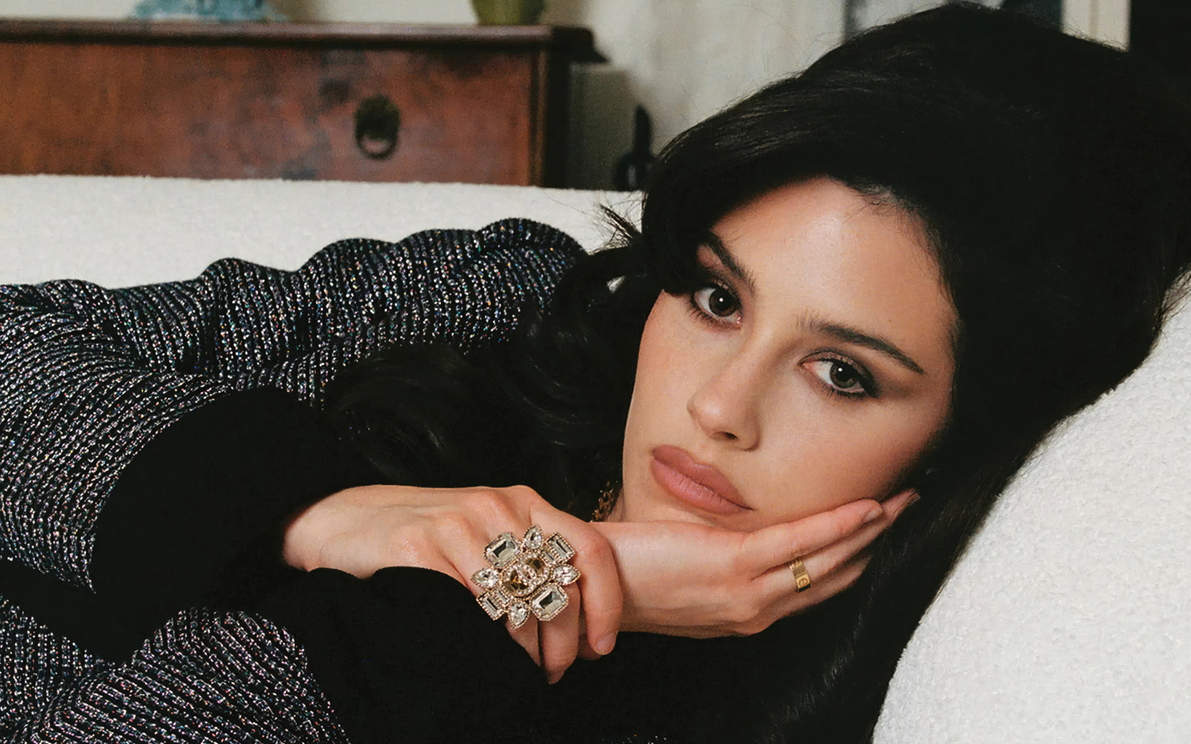 Певица Грэйси Абрамс лежит на кровати