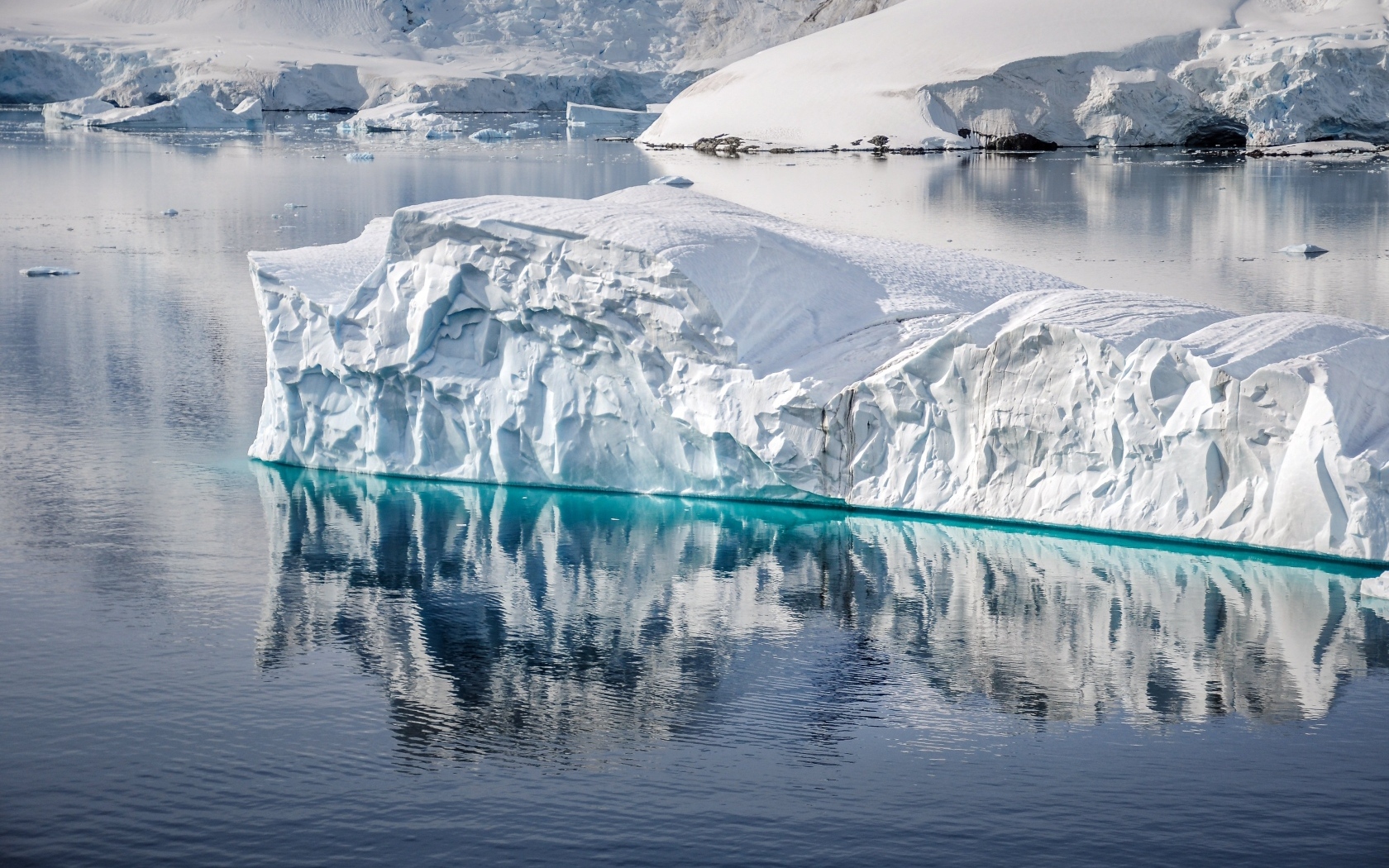 Большой голубой айсберг в воде океана