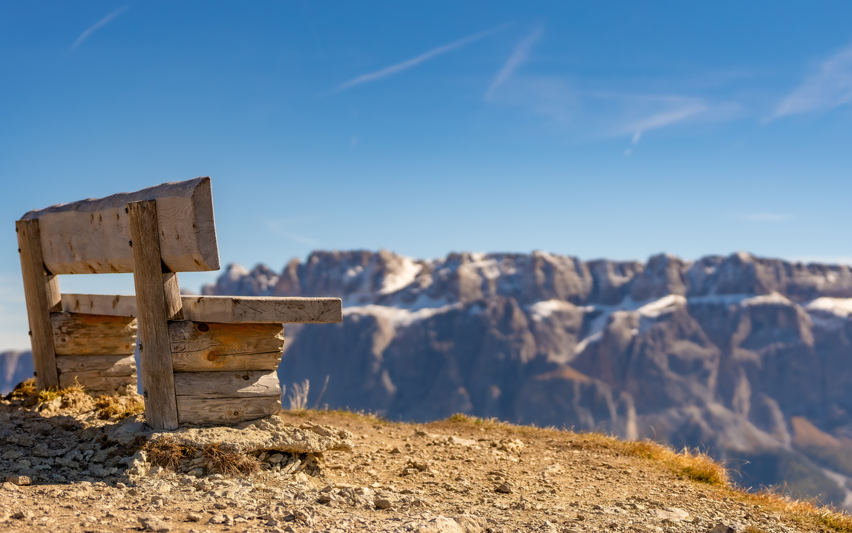 Деревянная лавка в лучах солнца в горах