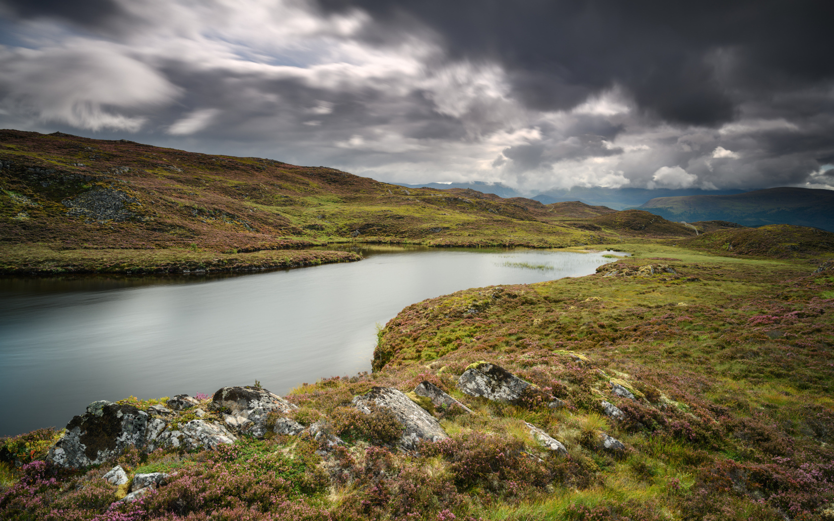 Густые грозовые облака над рекой 