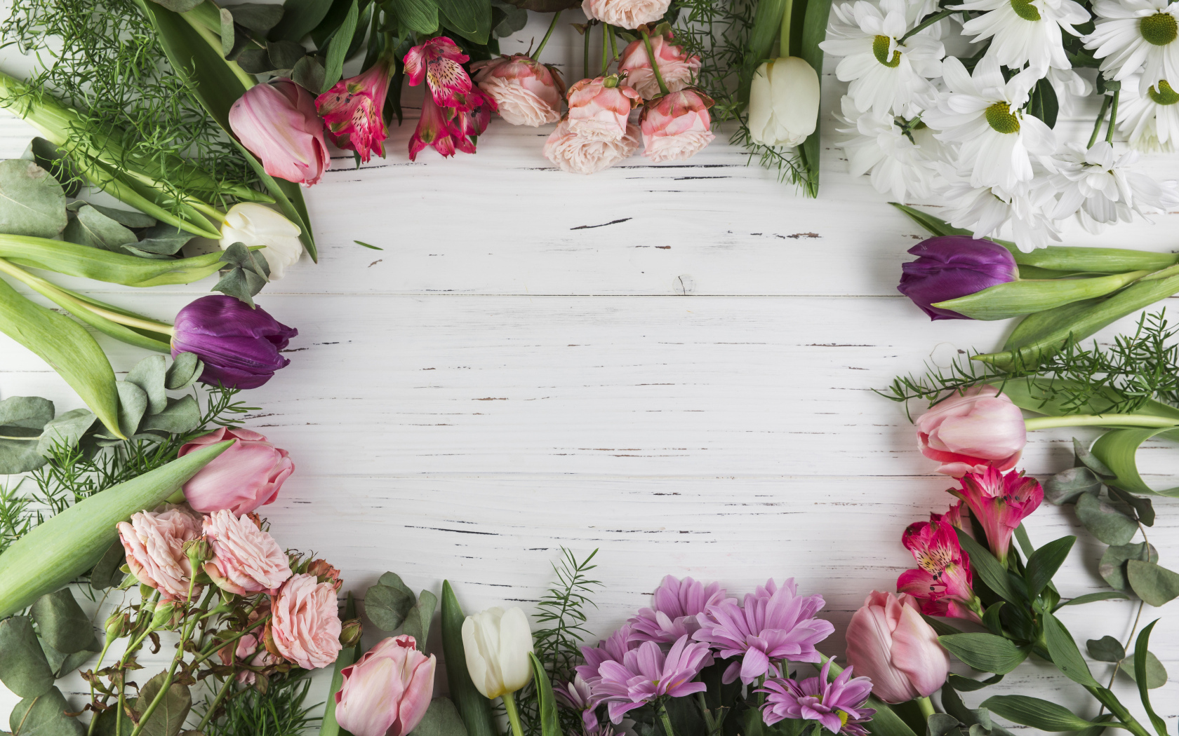 Красивые разноцветные цветы на белом столе, шаблон 