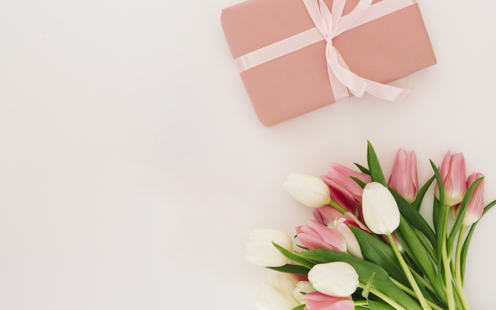 Букет тюльпанов с подарком на розовом фоне, шаблон открытки