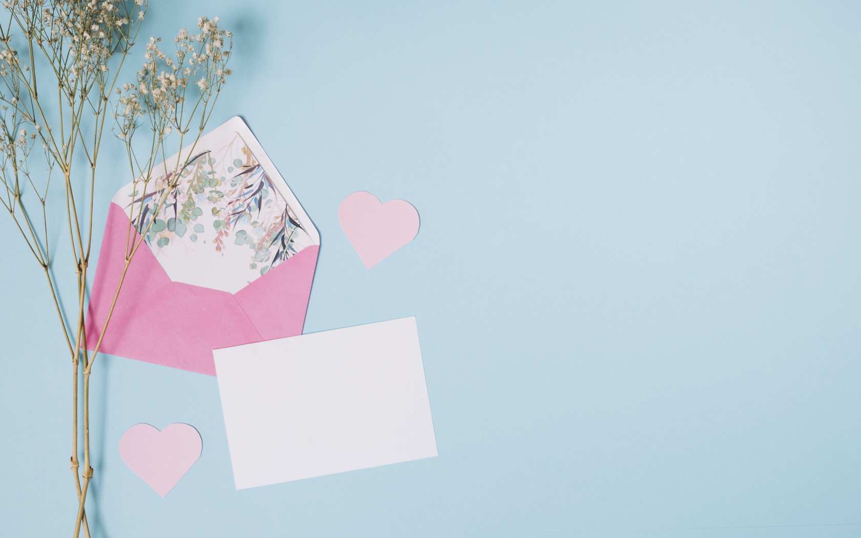 Конверт с цветами и листом на голубом фоне, шаблон