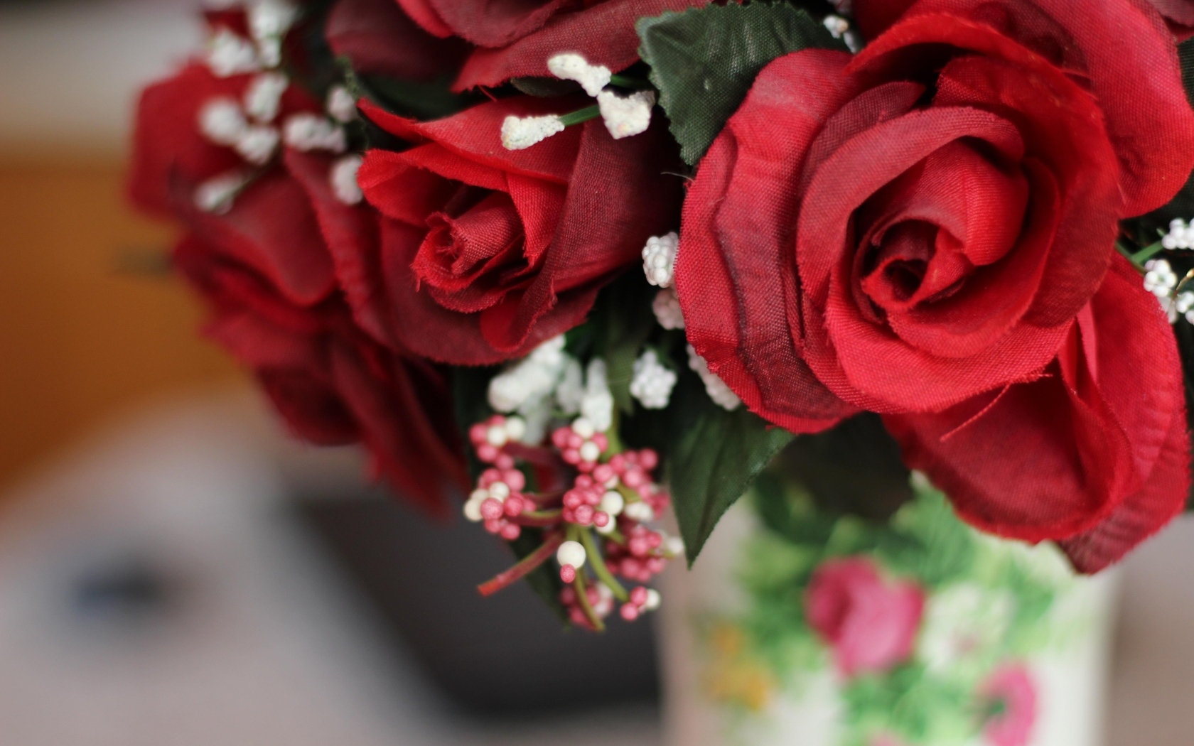 Красные искусственные розы на столе