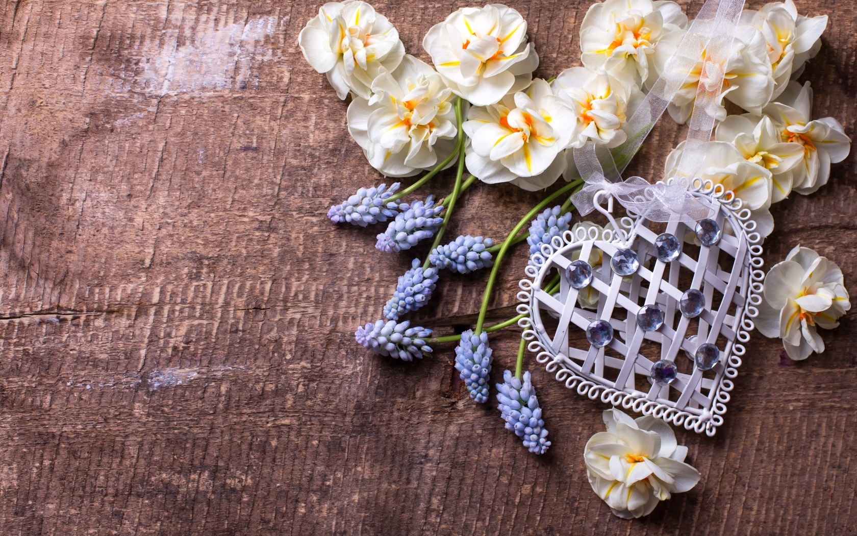 Весенние цветы с сердцем на деревянном столе