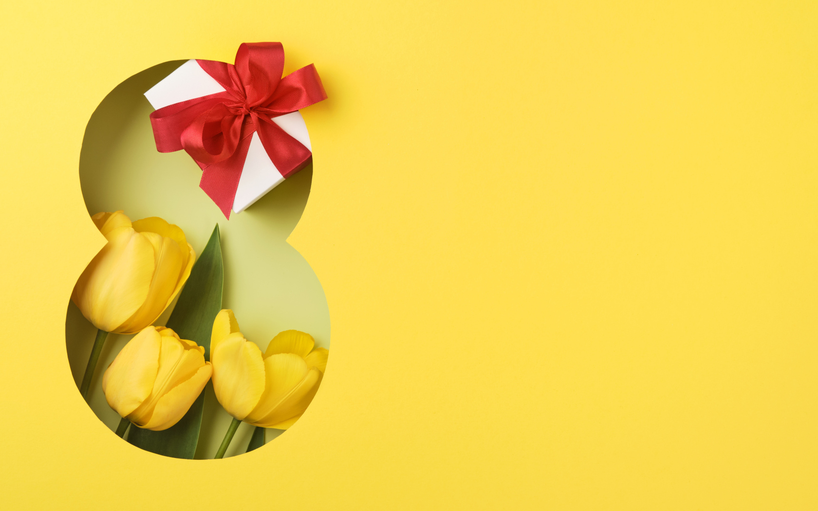 Желтые тюльпаны и цифра восемь на желтом фоне