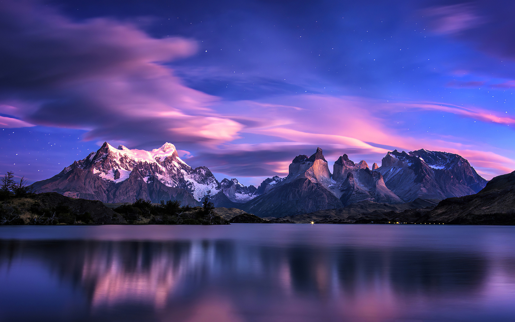 Красивое фиолетовое небо над горами у озера