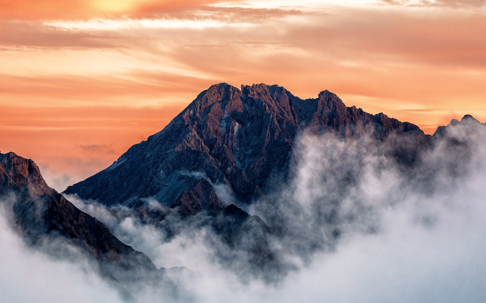 Горы под красивым небом в облаках
