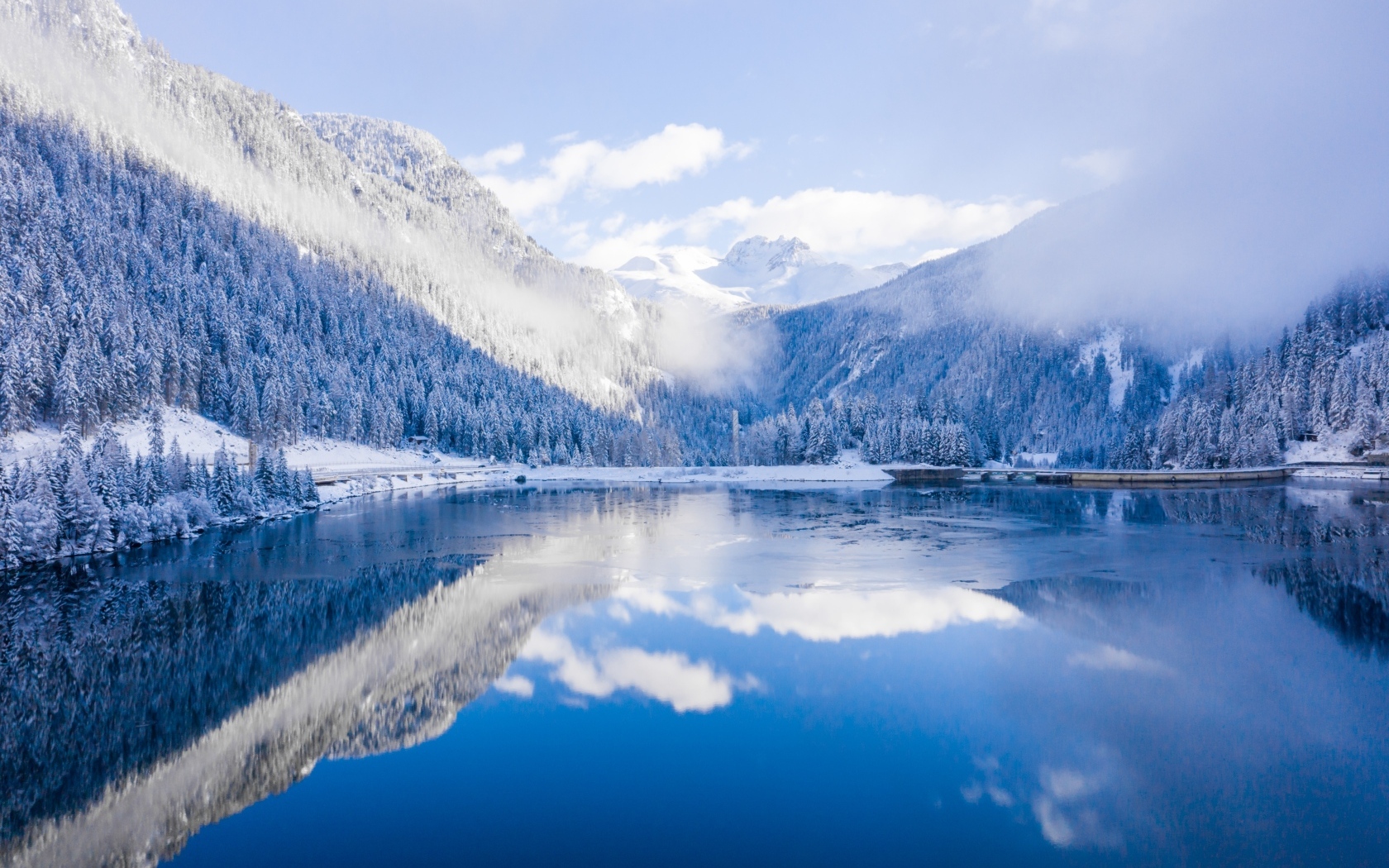 Покрытые снегом горы у покрытого льдом озера