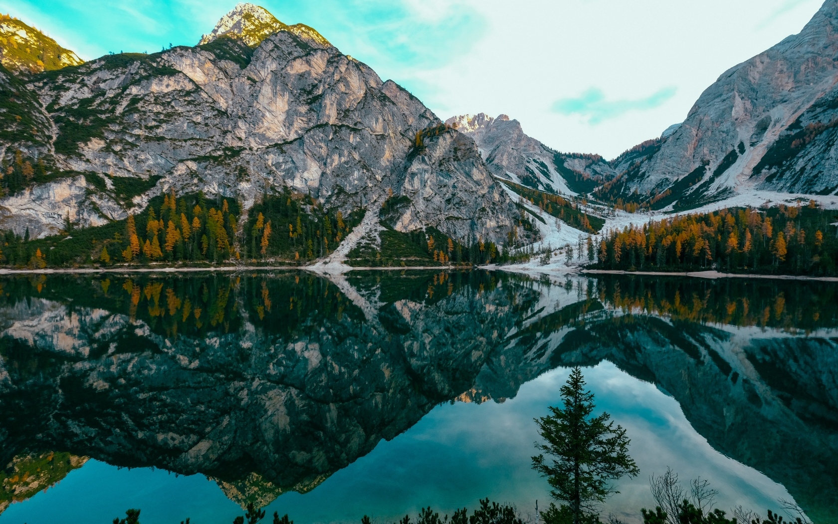 Каменные горы отражаются в глади озера