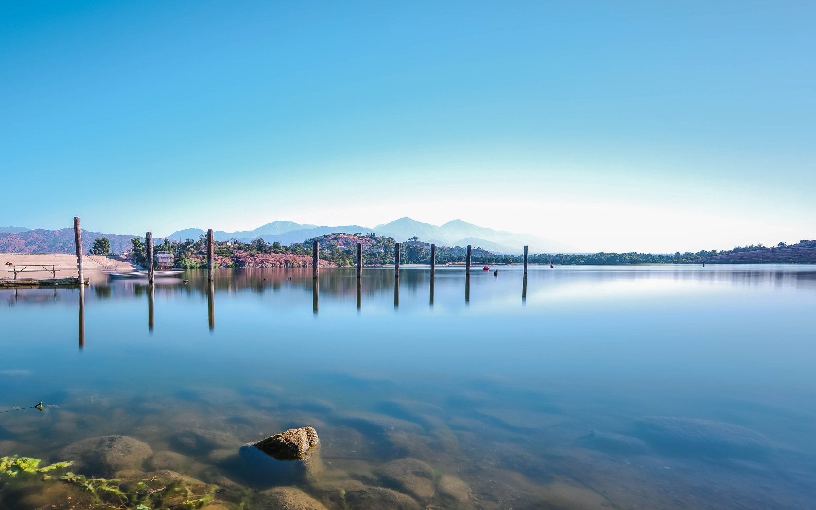 Голубое небо над тихим озером летом