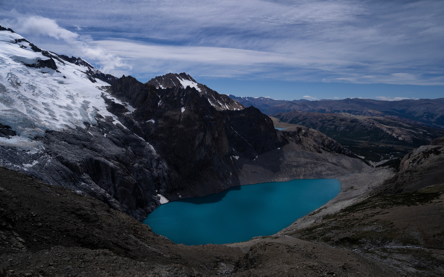 Вид на голубое горное озеро, Патагония. Аргентина