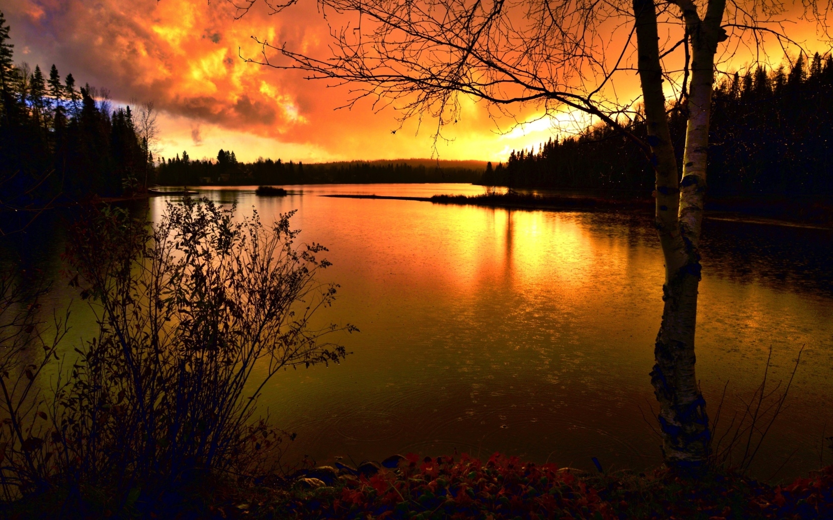 Спокойная гладь реки на закате солнца осенью 