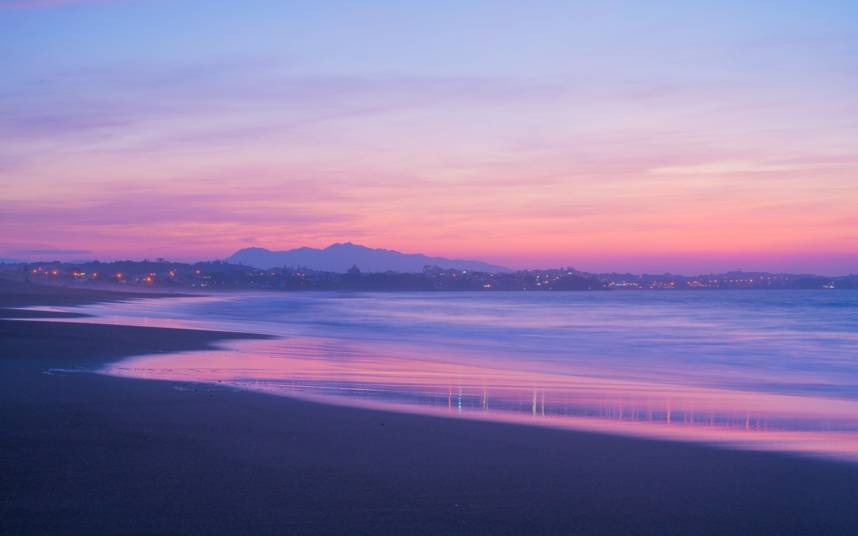Сиреневый закат над морем в сумерках