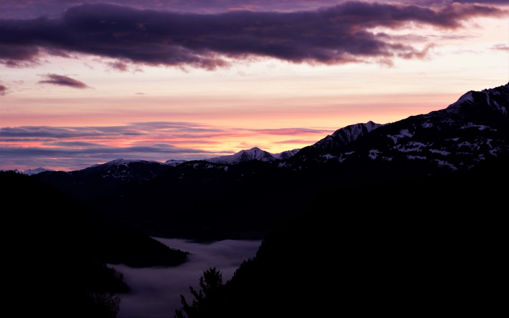 Розовый закат над покрытыми снегом горами