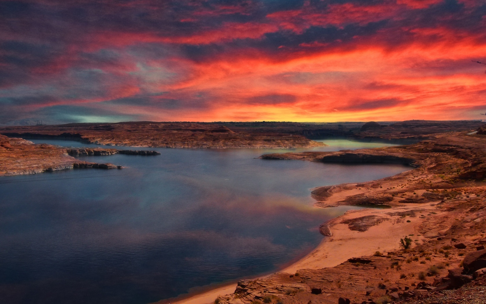 Красный закат в небе над рекой