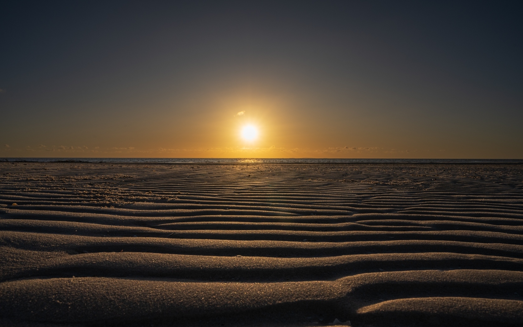 Рассвет солнца над пустыней