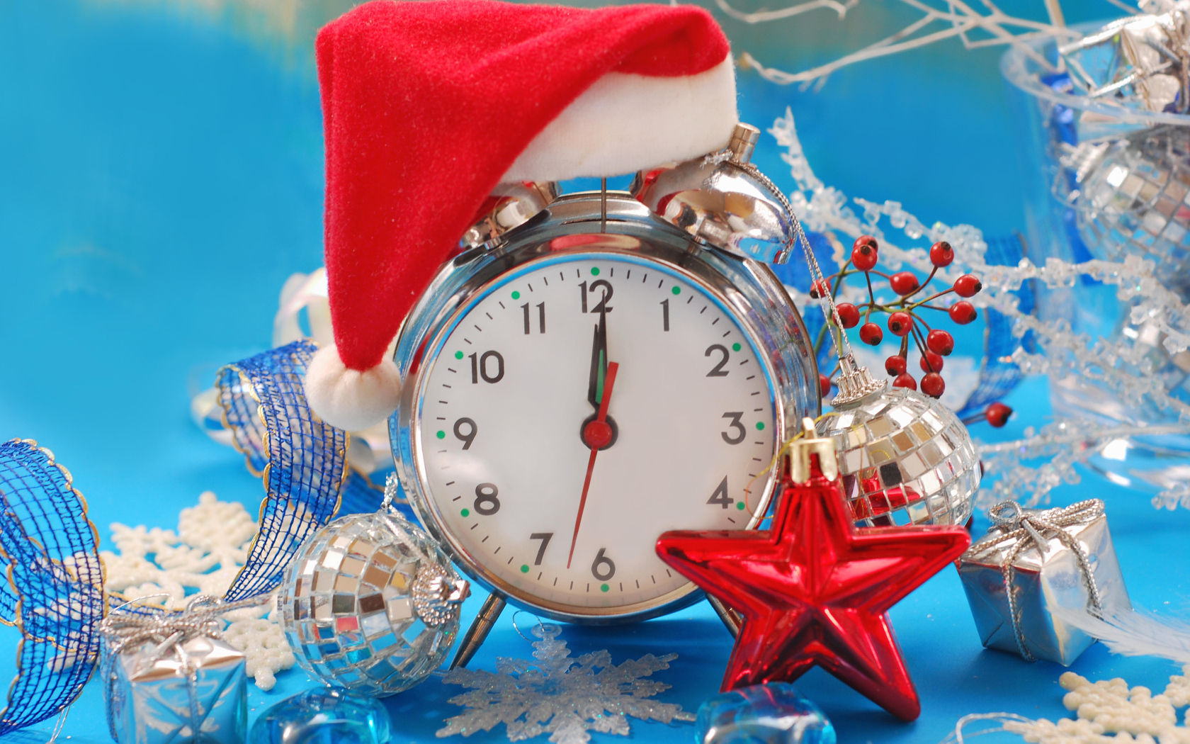 Будильник с елочными игрушками на Новый год