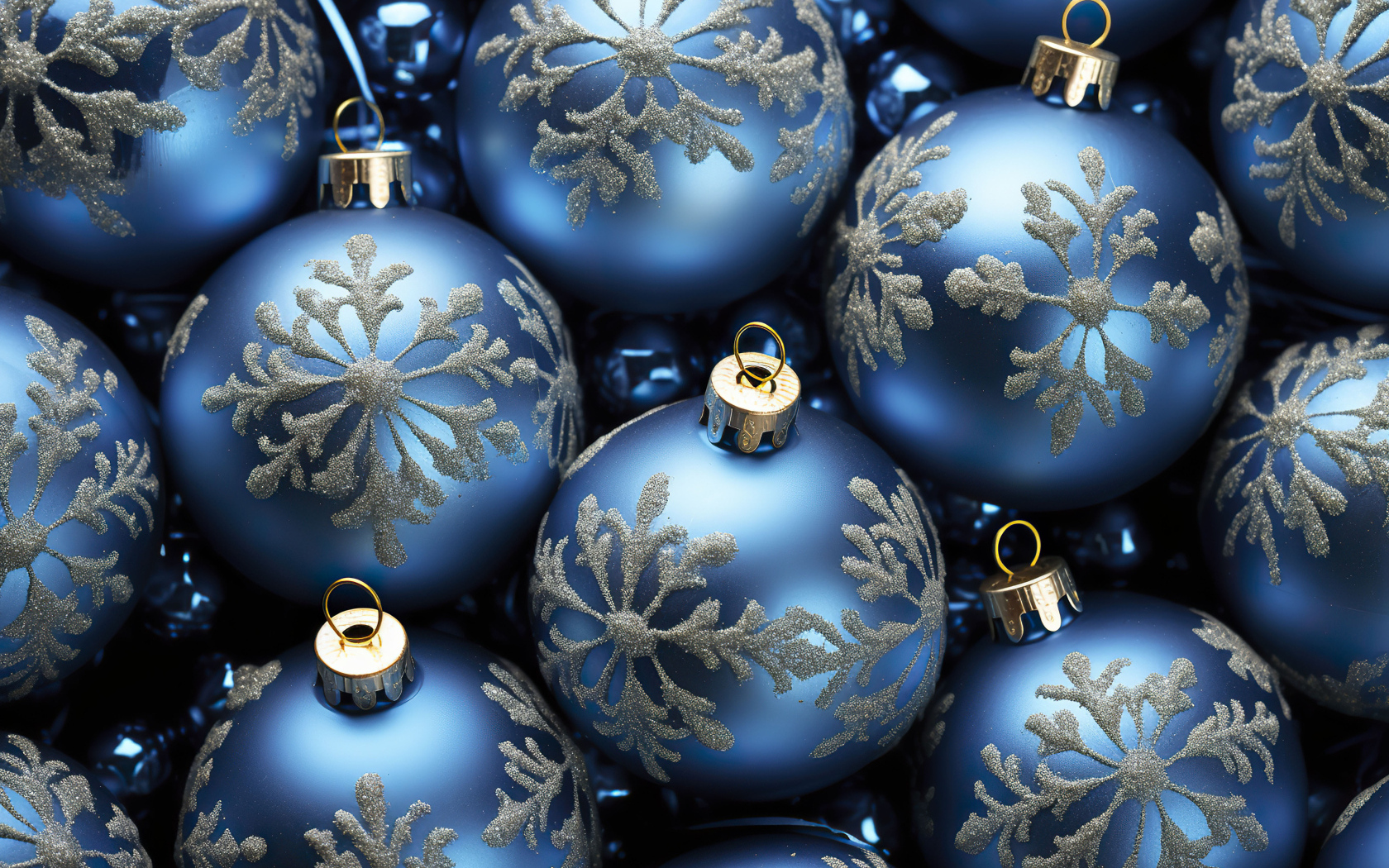 Красивые голубые шарики со снежинками на новый год 2025