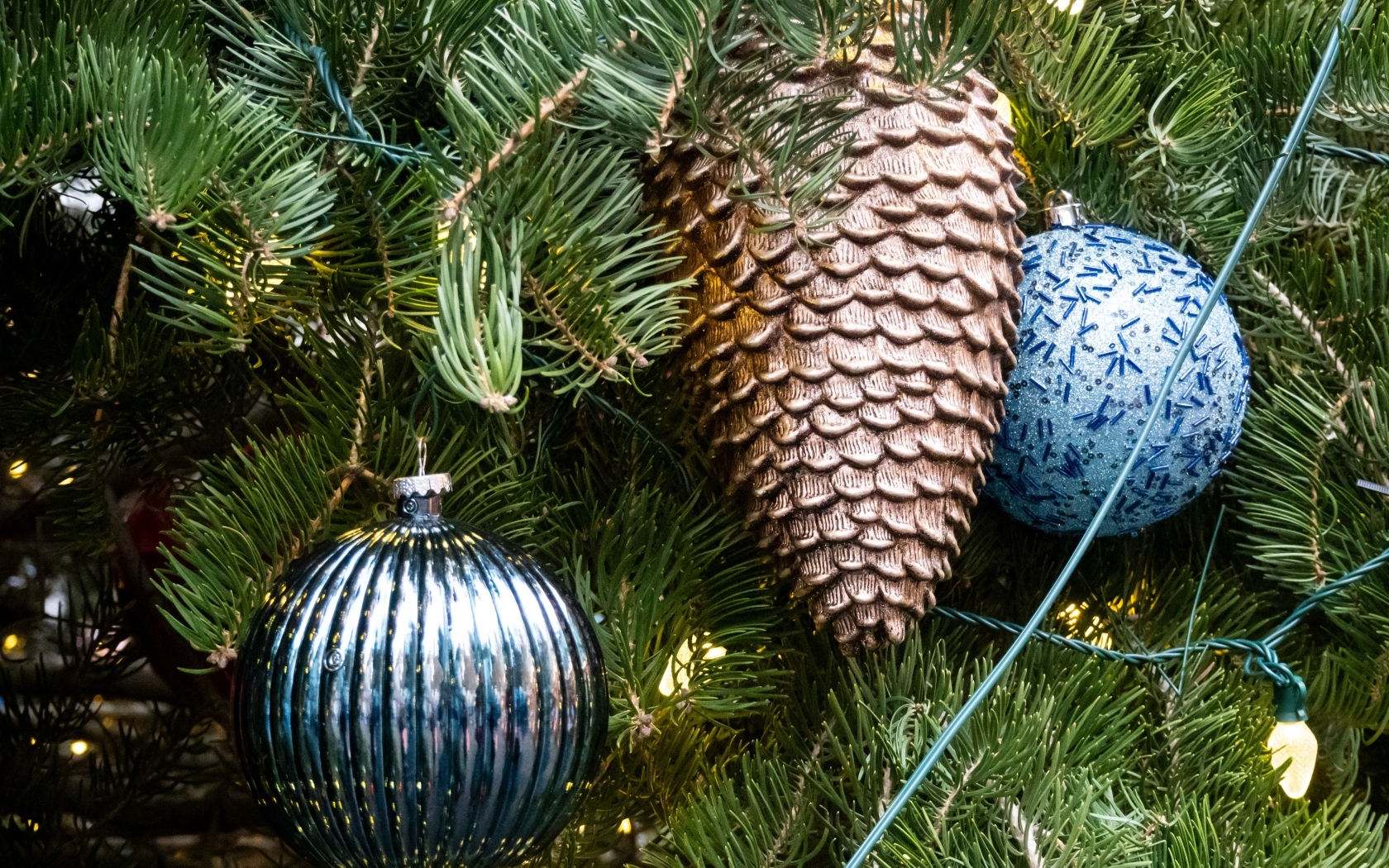 Красивые игрушки на зеленых еловых ветках