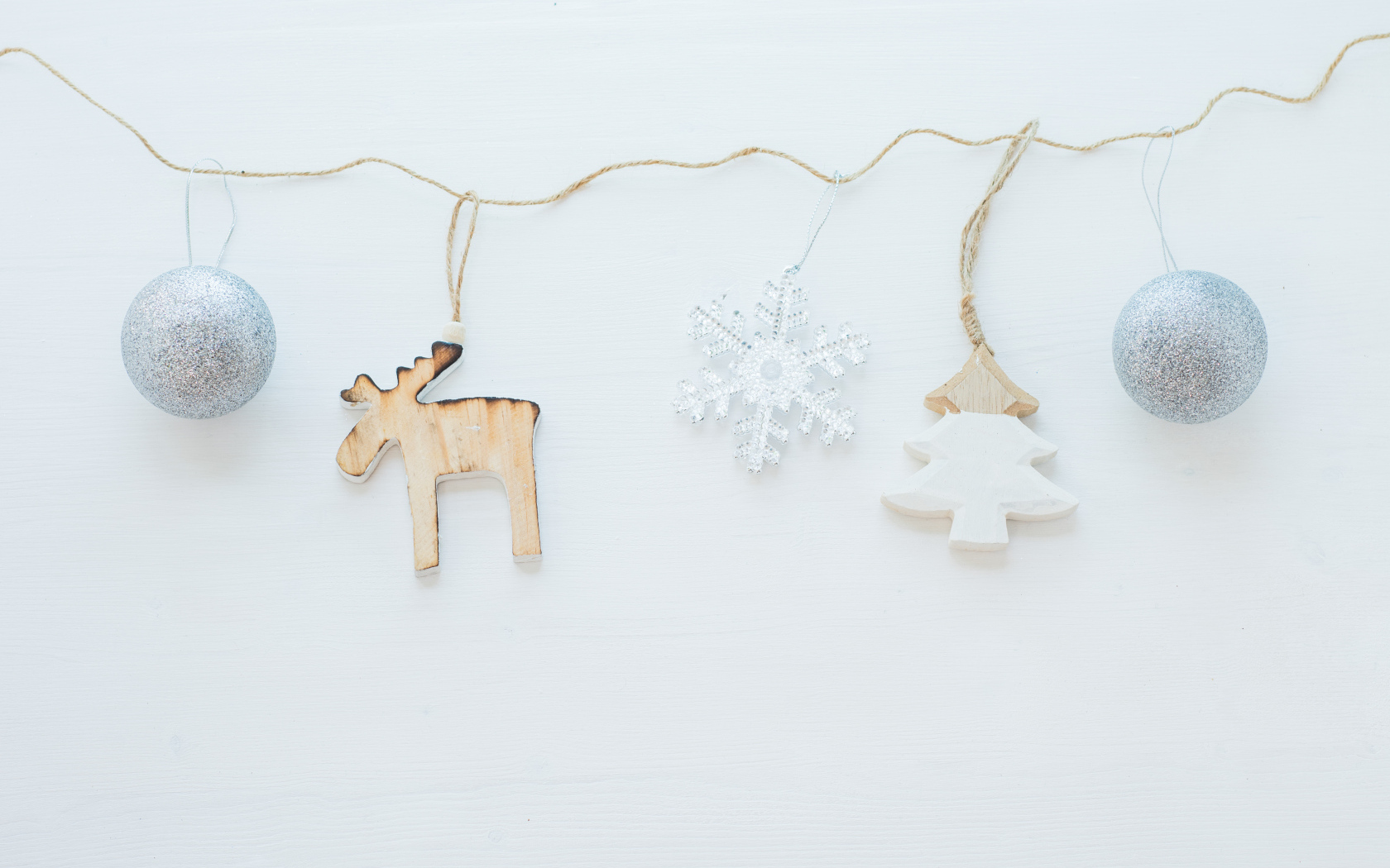 Елочная гирлянда на сером фоне