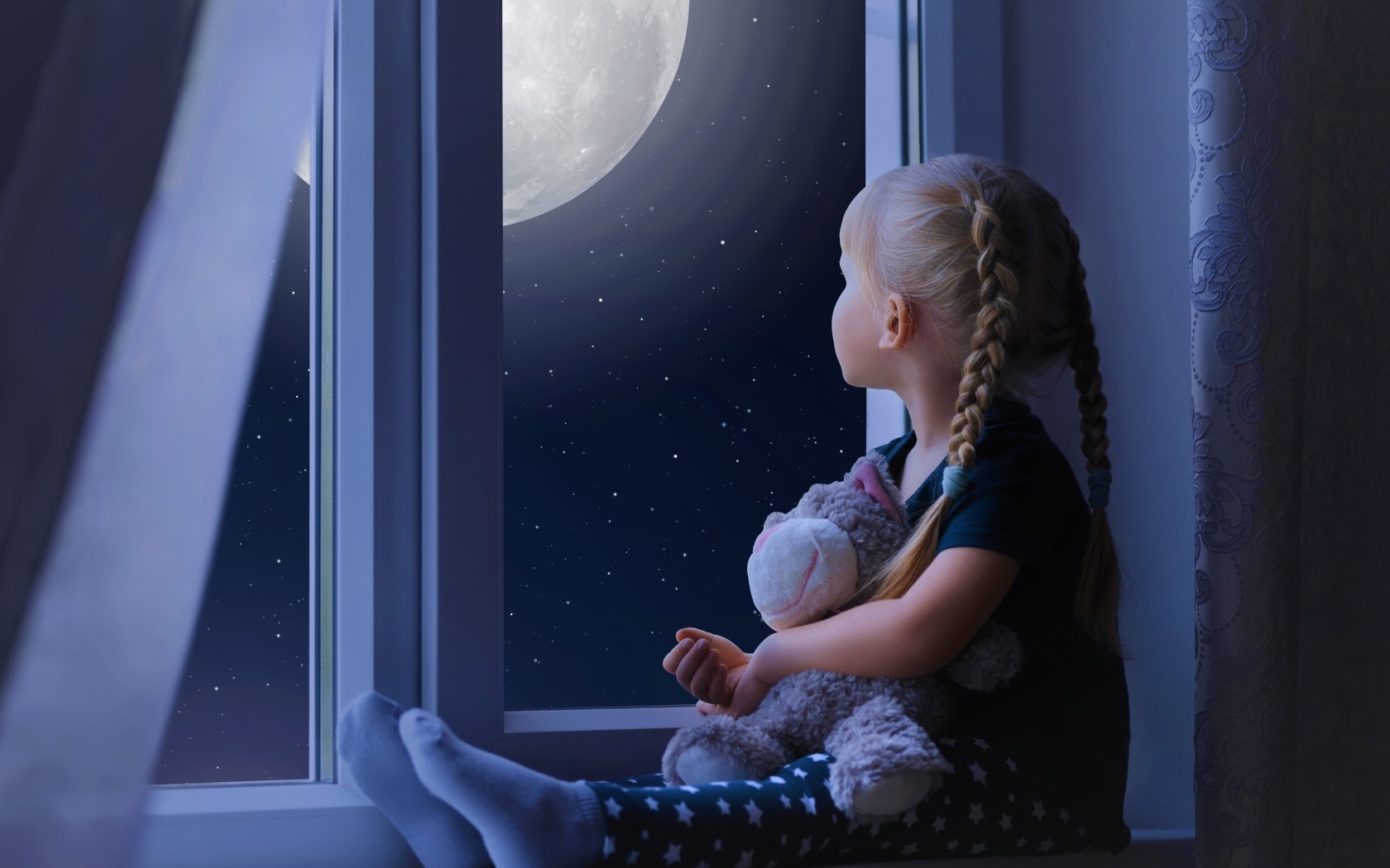 Маленькая девочка с игрушкой смотрит у окна на луну