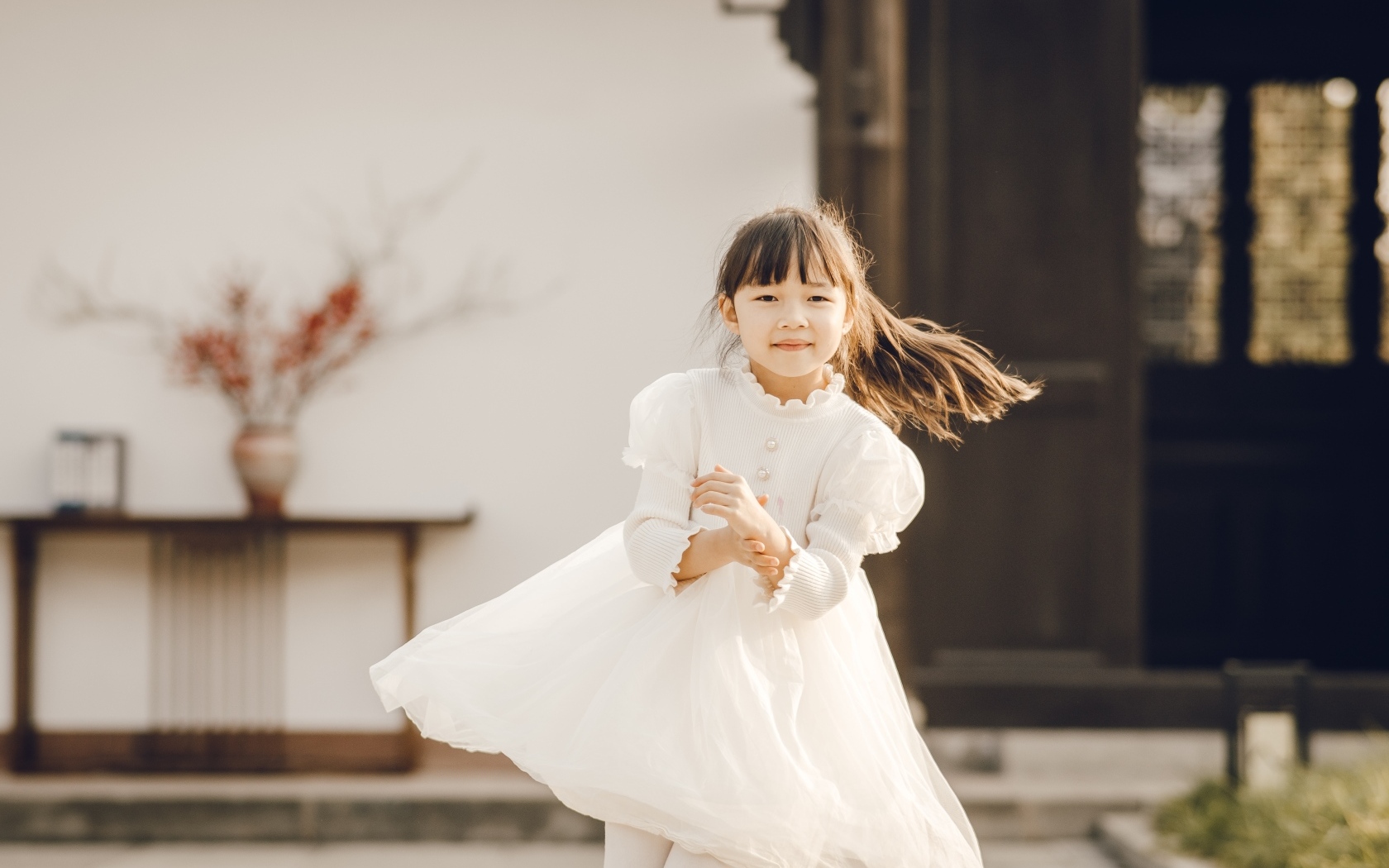 Девочка азиатка в красивом белом платье